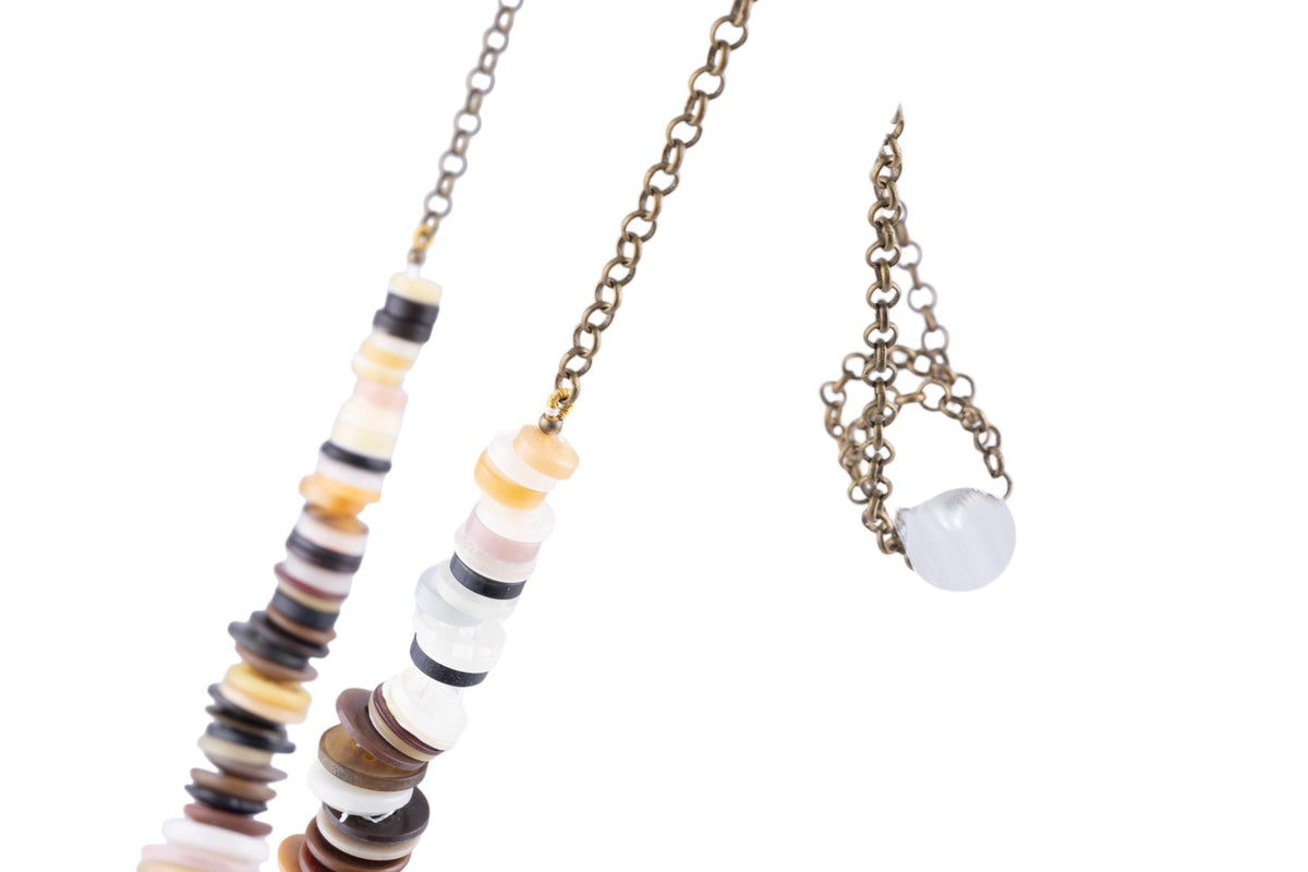 Collana artigianale con elementi a bottone multicolor su catena metallica