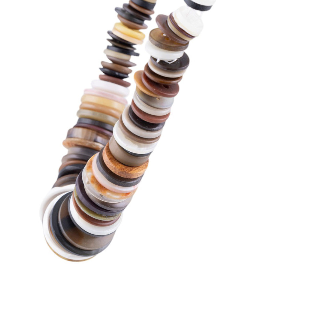 Collana artigianale con elementi a bottone multicolor su catena metallica