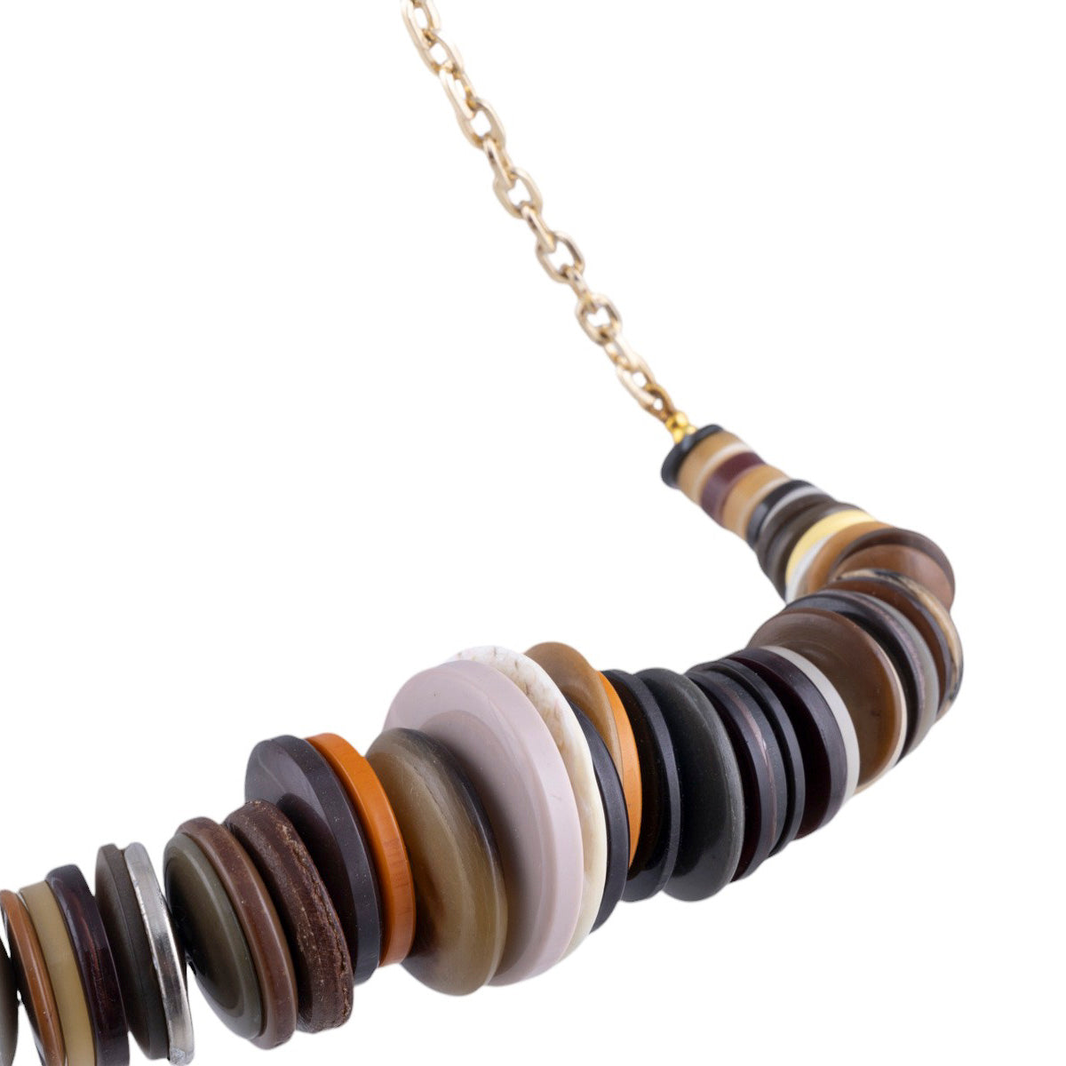 Collana artigianale con elementi a bottone multicolor su catena metallica