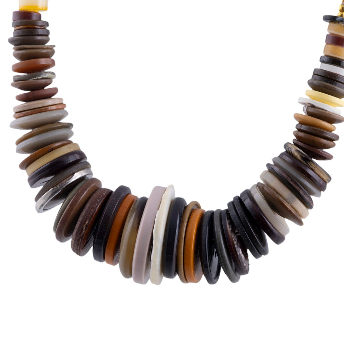 Collana artigianale con elementi a bottone multicolor su catena metallica