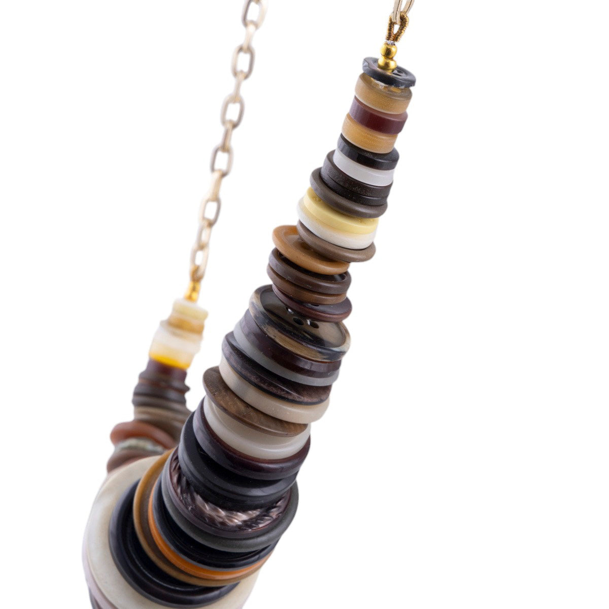 Collana artigianale con elementi a bottone multicolor su catena metallica