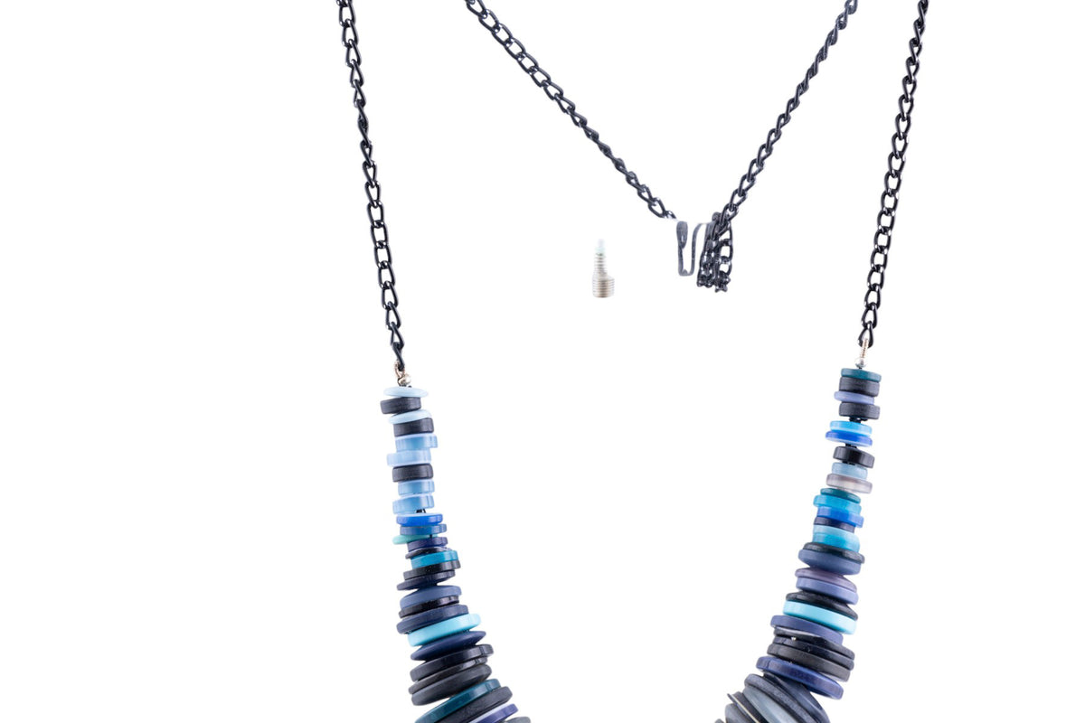 Collana artigianale con elementi a bottone multicolor su catena metallica
