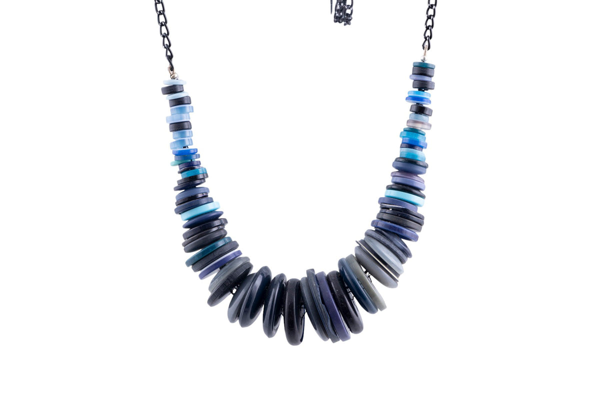 Collana artigianale con elementi a bottone multicolor su catena metallica