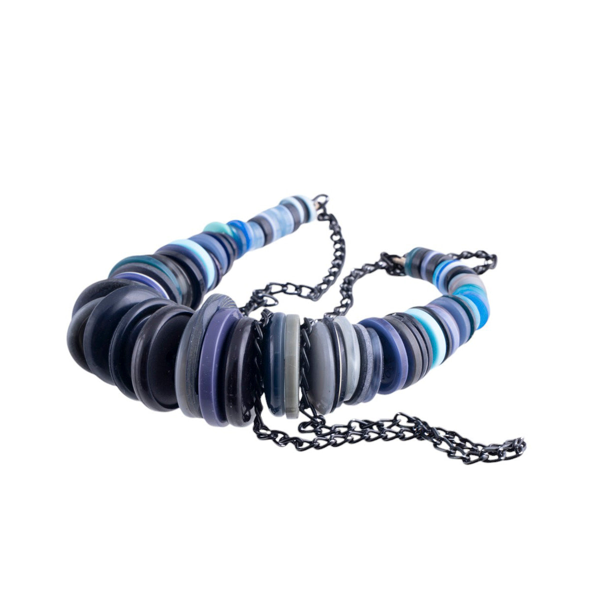 Collana artigianale con elementi a bottone multicolor su catena metallica
