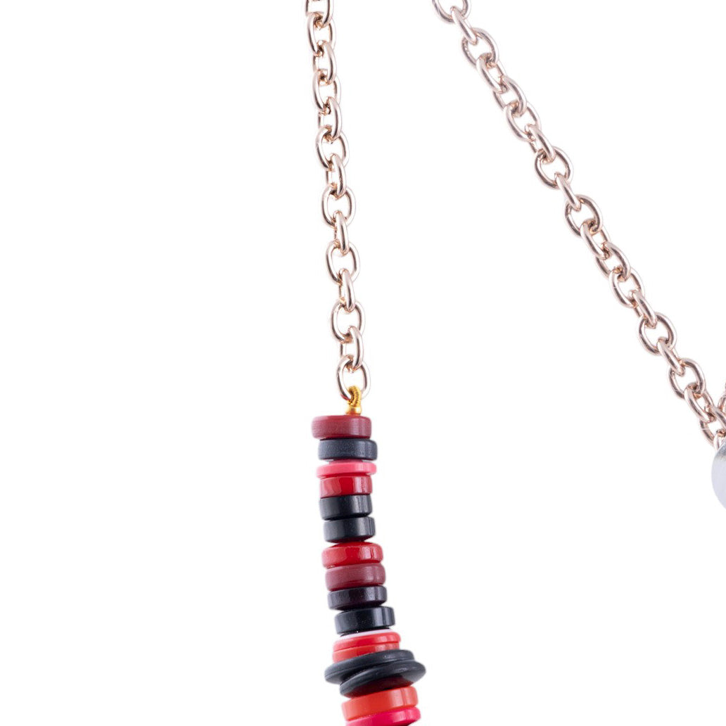 Collana artigianale con elementi a bottone multicolor su catena metallica