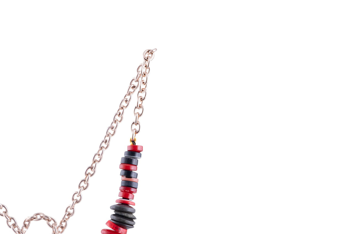 Collana artigianale con elementi a bottone multicolor su catena metallica