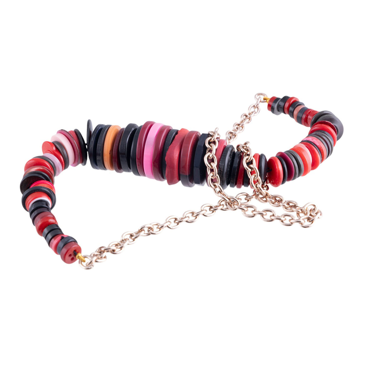 Collana artigianale con elementi a bottone multicolor su catena metallica